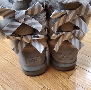 Uggs size 8 gray